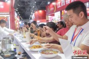 五行改名“嗦粉”经济火热 中国多地“食力”出圈